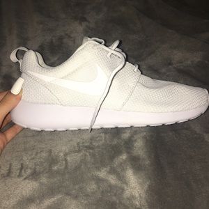 Nike roshe run. Size 6.5 (womens)
